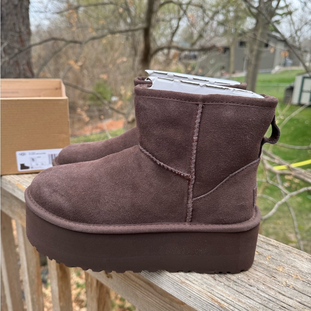 UGG Classic Mini Plattform, Burnt Cedar, women’s size 5. New in box, never worn.